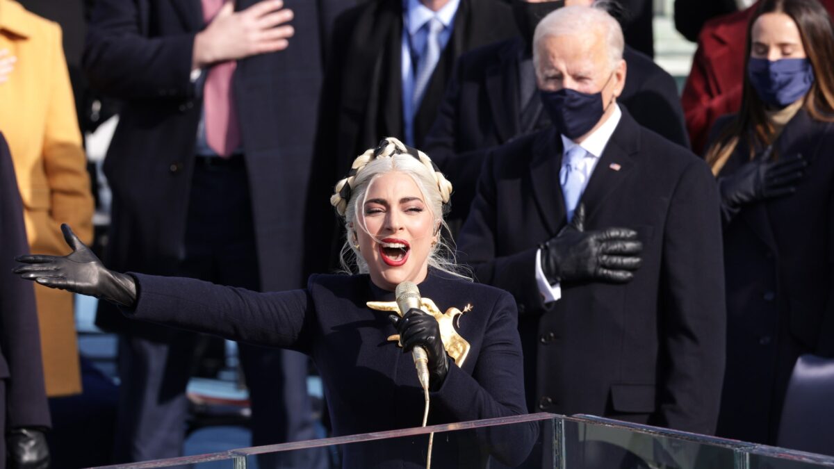 Revoyez les performances de Lady Gaga, Jennifer Lopez & Garth Brooks à l’investiture de Joe Biden